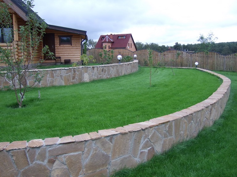 Mur de soutènement pour terrasse en béton avec revêtement en pierre