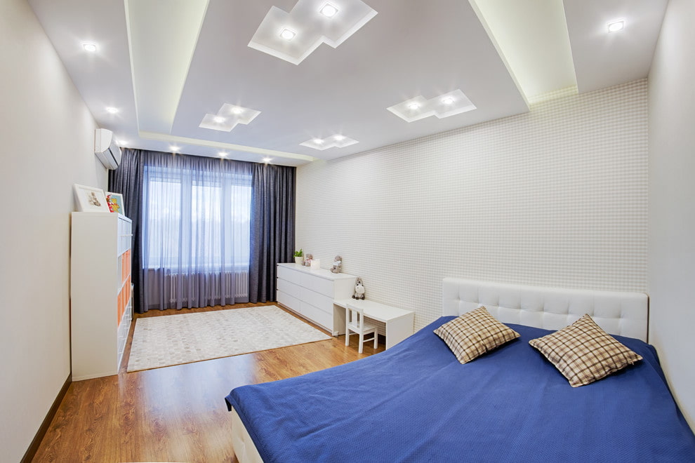 Plafond blanc avec spots encastrés