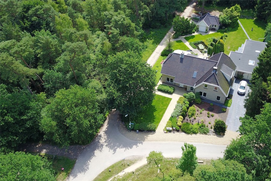 Vue de dessus d'un terrain de jardin avec une maison et un garage