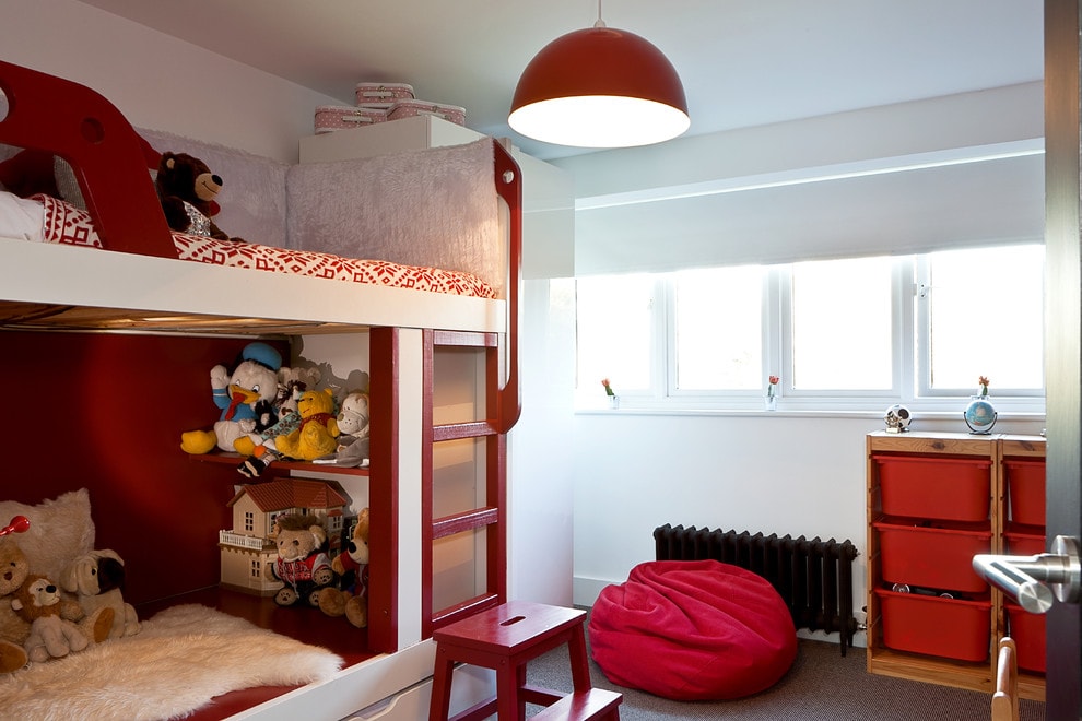 Luminaires simples dans une chambre d'enfant