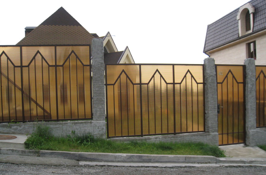 Clôture en polycarbonate sur châssis en acier