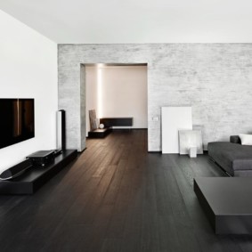 Plancher sombre dans le salon