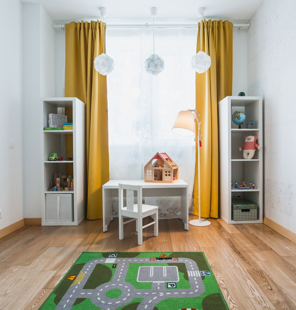 Rideaux jaunes dans une salle blanche