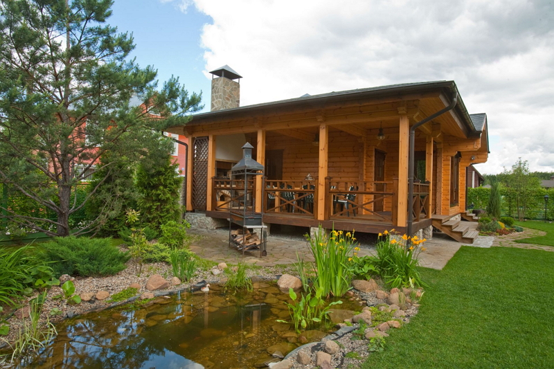 Bathhouse avec terrasse dans le jardin