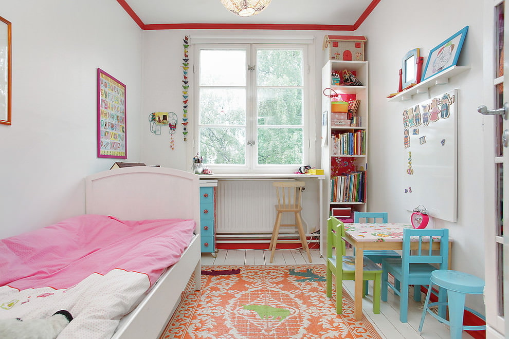 Bordure rouge sur un plafond blanc dans une chambre d'enfant