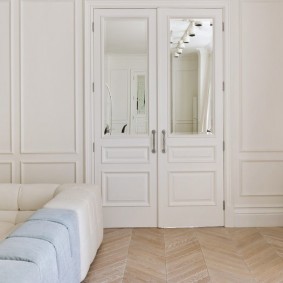 portes blanches dans les idées de design d'appartement