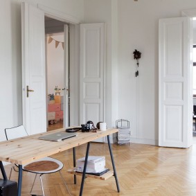 portes blanches dans les vues d'idées d'appartement