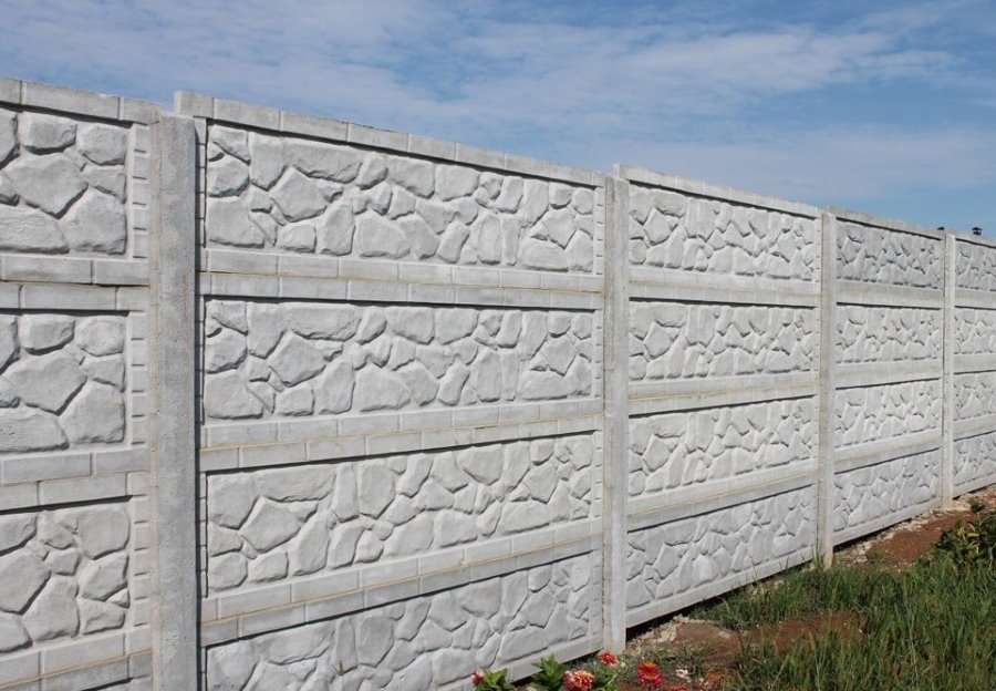 Texture pattern on the surface of a concrete fence