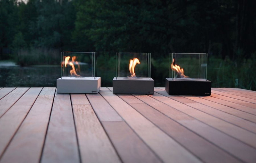 Modèles d'extérieur de bio-cheminées sur une terrasse ouverte