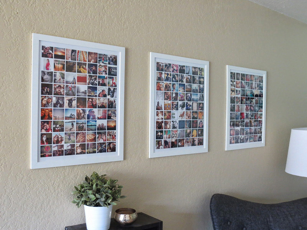 Collages de photos de vacances sur le mur du salon