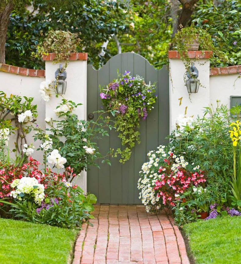 Flowering mixborder in front of the gate to the garden