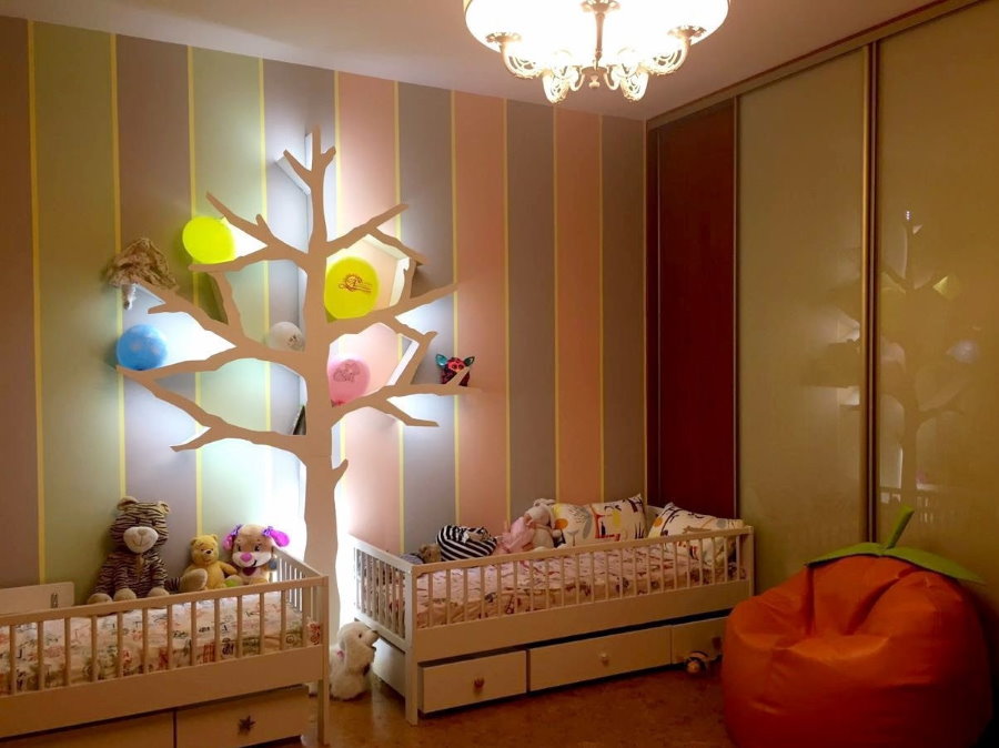 Arbre rétroéclairé par le berceau pour bébés