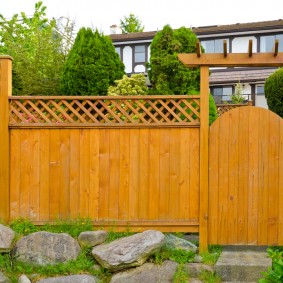 clôture en bois pour les types de décoration de l'intrigue