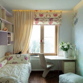 Décoration de fenêtre pour une chambre d'enfant avec différents types de rideaux