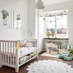 Chambre d'enfant étroite de style scandinave