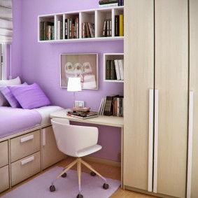 Couleur lilas à l'intérieur de la chambre pour la fille