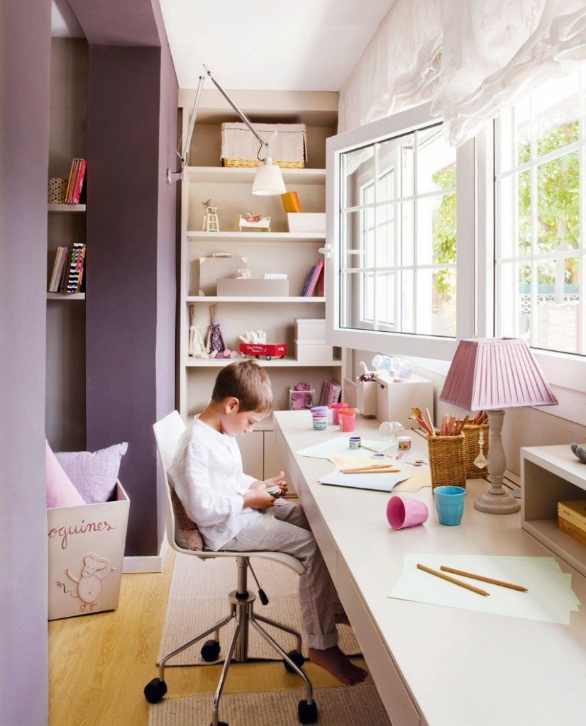 Bureau pour un étudiant sur une loggia confortable