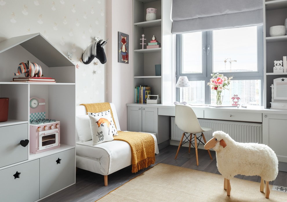 Table console blanche devant la fenêtre de la chambre pour la fille