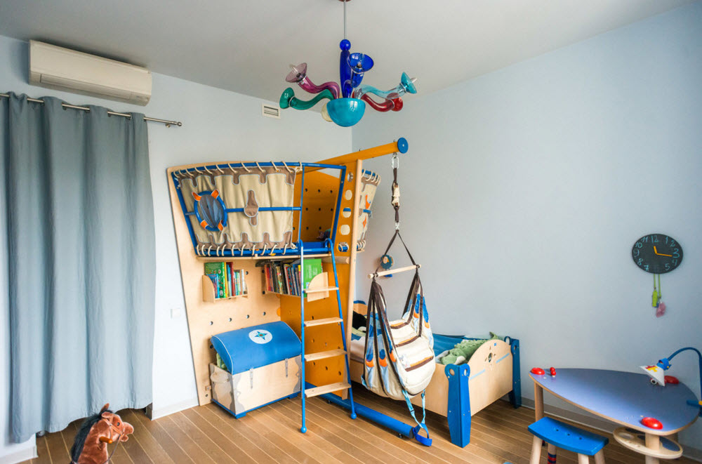 Chambre d'enfant avec décoration murale en verre