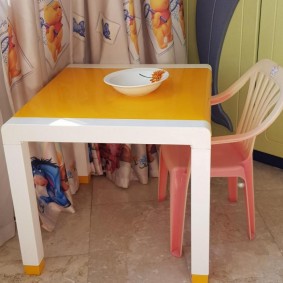 tables pour enfants avec une chaise photo