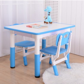 tables pour enfants avec un décor de tabouret