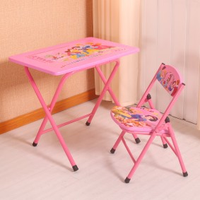 tables pour enfants avec une chaise photo intérieure