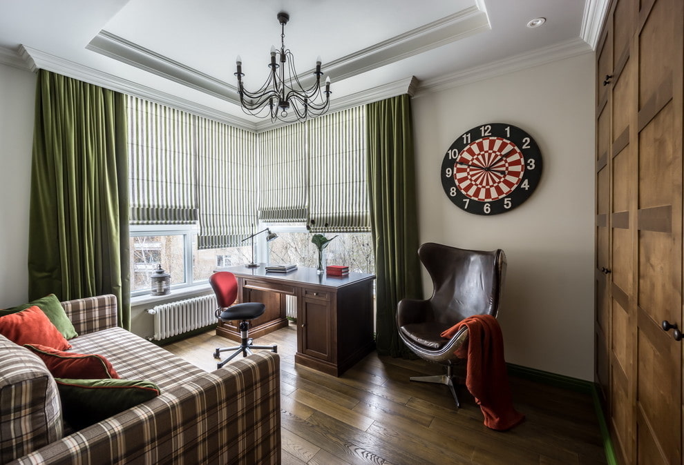 Bureau en bois dans une chambre élégante d'un garçon