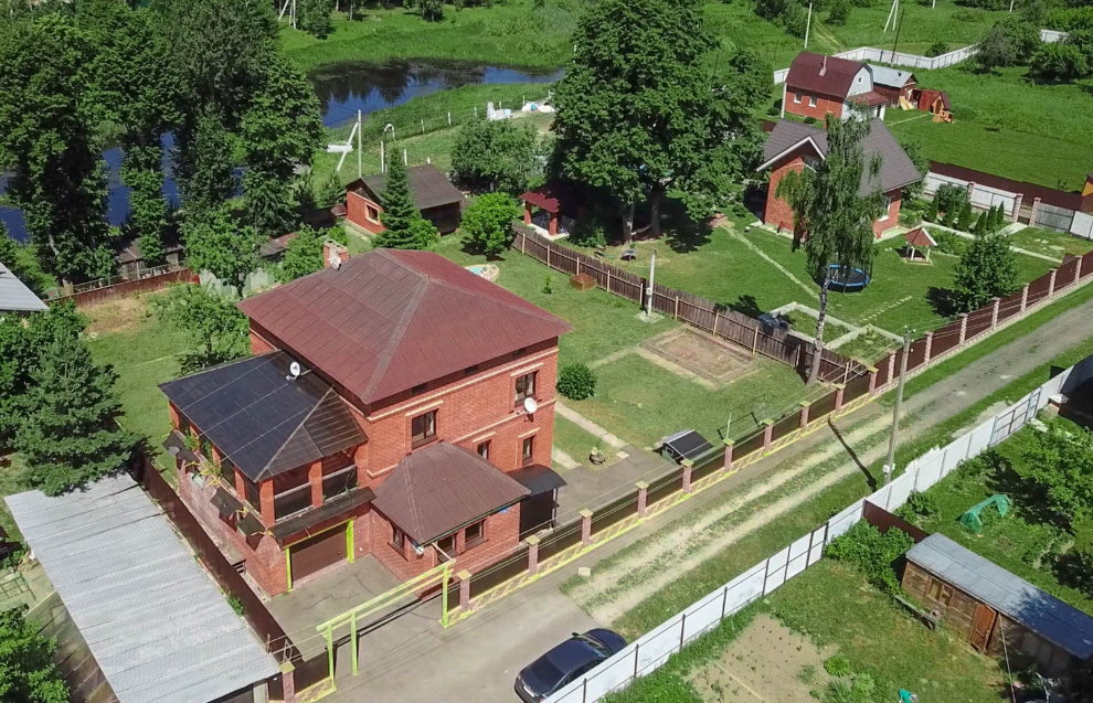 Vue de dessus d'un terrain paysager avec une maison