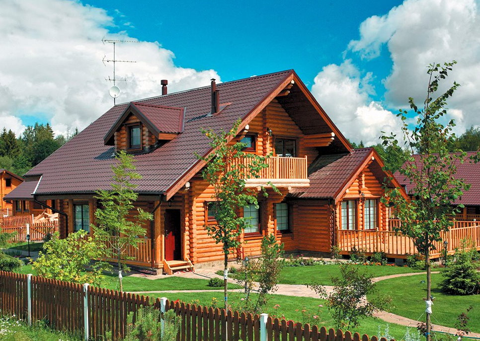 Placement d'une maison en rondins dans un chalet d'été