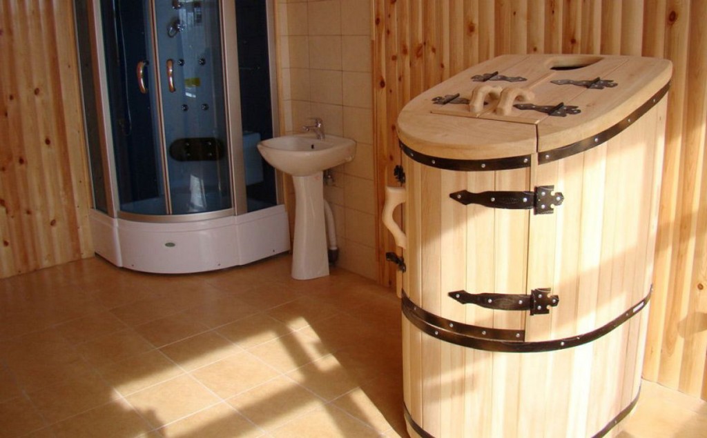 Phytobarrel en bois à l'intérieur de la salle de bain