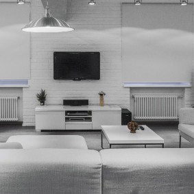 Intérieur d'un salon dans un loft blanc