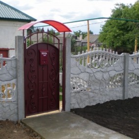 Mailbox on a metal gate