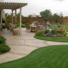 Canopy on wooden poles in a plot with a lawn