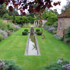 Étang étroit dans un jardin de style classique