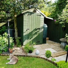 Toilettes d'été dans le jardin