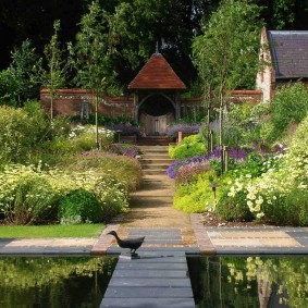 Jardin de style mixte avec étang artificiel