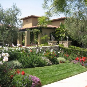 Terrain de jardin avec mur de pierre