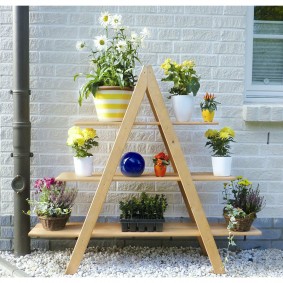 Étagère en bois pour placer des pots de fleurs