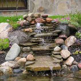 Cascade de pierre dans un chalet d'été