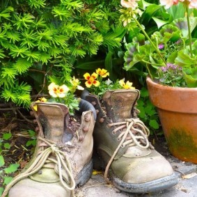 Pots de fleurs de bottes trouées