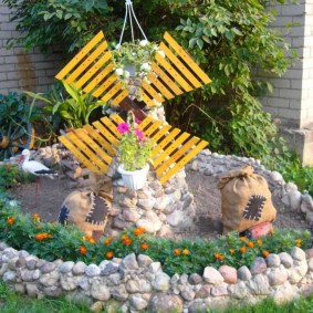 Moulin décoratif sur un parterre de fleurs