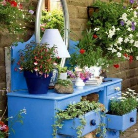 Une vieille armoire comme parterre de fleurs