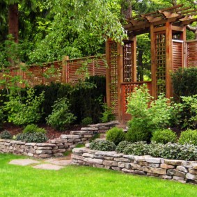 Pergola en bois dans le jardin