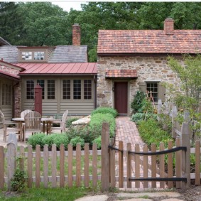 Clôture décorative devant une maison privée