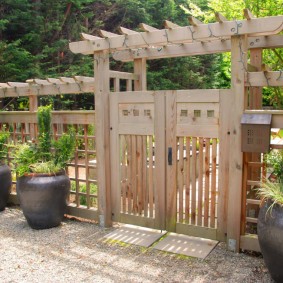 Pergola en bois devant l'entrée du chalet