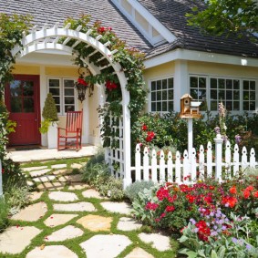 Beau jardin avant d'une maison privée