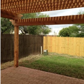 Pergola en bois sur une surface pavée