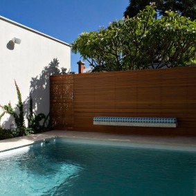 De l'eau bleue dans la piscine en plein air