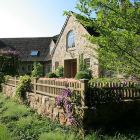 Clôture en bois sur une fondation en pierre