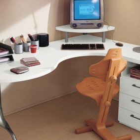 Bureau d'ordinateur d'angle dans une chambre d'enfant